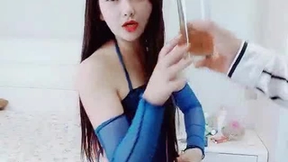 少女继子在口交后看着优雅的继母剪刀