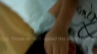 继兄在POV中与无毛的少女姐妹做爱