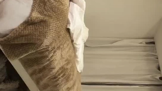 性感的青少年脱衣舞女Anna Chambers在工作中免费跳腿舞并和保安做爱