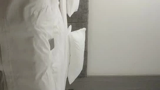 成熟的业余爱好者被年轻男子舔和操她的阴部