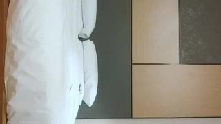 第一次女同性恋学生在宿舍房间视频中口交和狗仔式