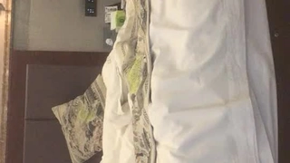 大鸡巴猛烈干小胸部的紧致肛门,少女