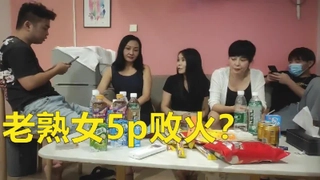 观看一个金发少女被她的继兄弟用大鸡巴操她的阴道