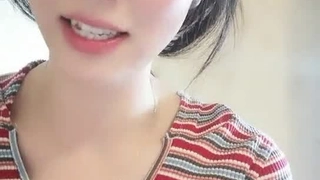 欧洲青少年在群交中脱光衣服并自慰