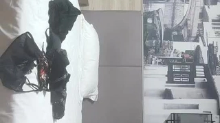 小姨子厨房做饭给她跟鸡巴吃吃，口交大鸡巴舔蛋蛋玩弄骚穴，胡萝卜大黄瓜插入，激情爆草从厨房干到床上刺激1