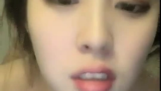 高分女孩瑶瑶颜值气质一流，工作累了就自慰放松，此女玩起来的超爽，便宜老外啦！