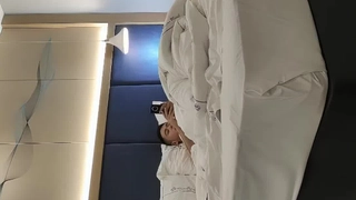 岳母和继女的角色扮演导致了禁忌的性爱