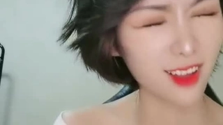 针孔偷拍大众女浴好多诱人胴体隔壁少妇