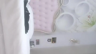 这妞真带劲，看着真骚全程露脸交大鸡巴，让小哥后入爆草浪叫呻吟表情好骚