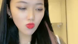 各种体位暴力抽插浪叫不断，上厕所嘴里都塞根鸡巴