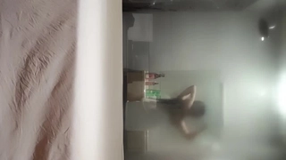 小巧的少女被涂上油并被按摩到高潮