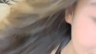 大天然乳房在淘气女佣的自制视频中弹跳