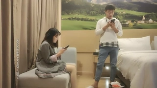 继女Cara May在早餐后被她的变性人继父操了