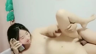 反差lo娘主播，用嘴巴给洗JB，舔的真忘我，最后被3p中出