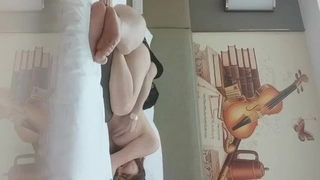 童颜巨乳妹连洗澡直播都不含糊! 光那两颗大圆球很有说福力