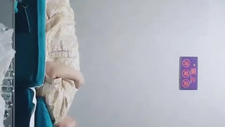 到酒店约个气质大奶妹啪啪～大奶妹看似不甘愿但为了钱只能出卖自己身体！