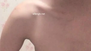 可爱的情侣在自制视频中探索他们的绿帽幻想